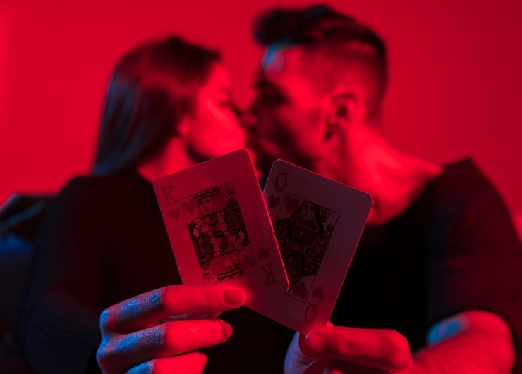 Pengguna memeriksa pulsa melalui ponsel
